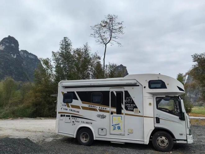 房我们把房车改成移动的家冰球突破游戏不买房不租(图3)