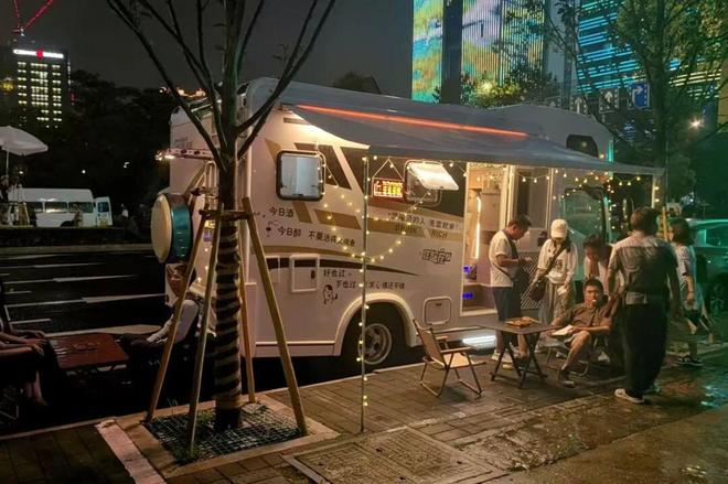 房我们把房车改成移动的家冰球突破游戏不买房不租(图4)