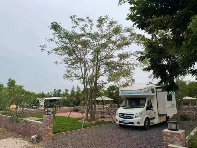 房我们把房车改成移动的家冰球突破游戏不买房不租(图11)